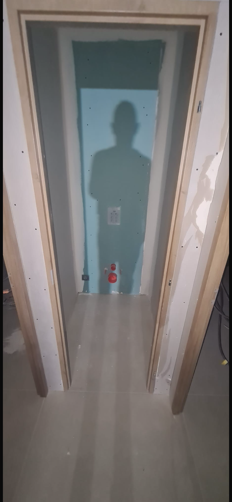 Préparation des murs pendant la rénovation des WC