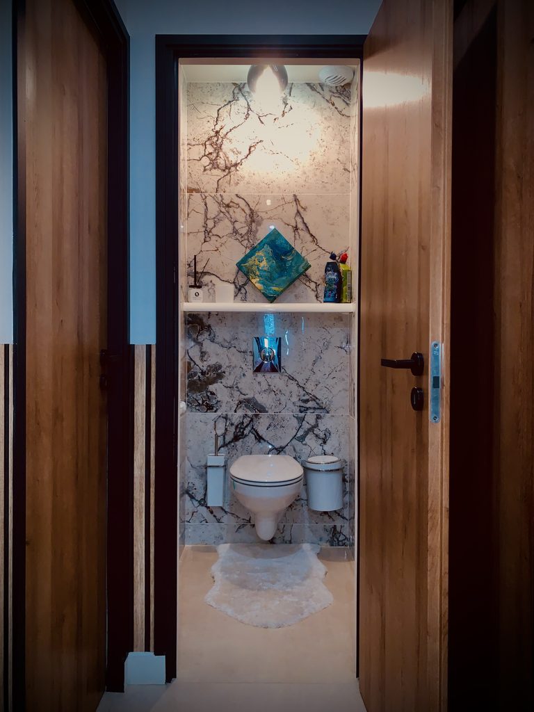 WC rénové après préparation des supports et mise en peinture